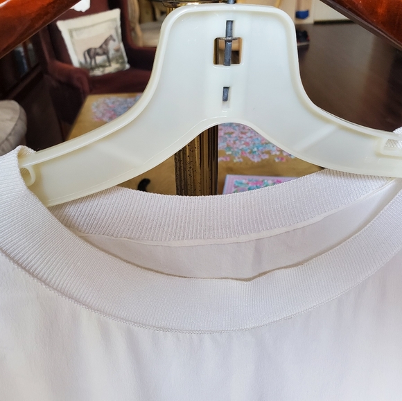 Beautiful crepe top - Picture 2 of 3